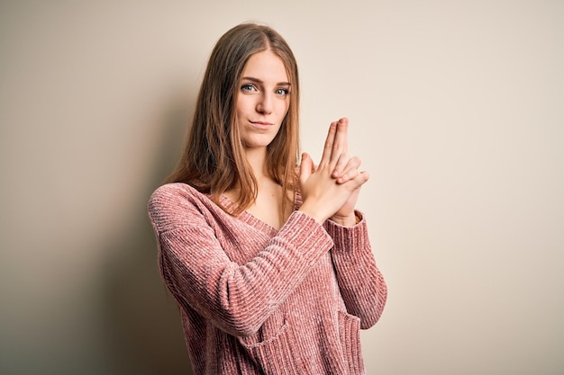 Mooie vrouw die gebaar doet