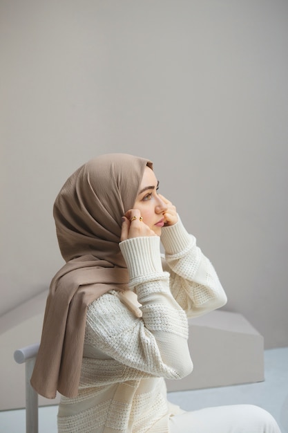 Gratis foto mooie vrouw die hijaab draagt