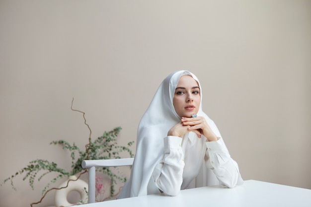 Gratis foto mooie vrouw die hijaab draagt