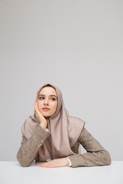 Mooie vrouw die hijaab draagt