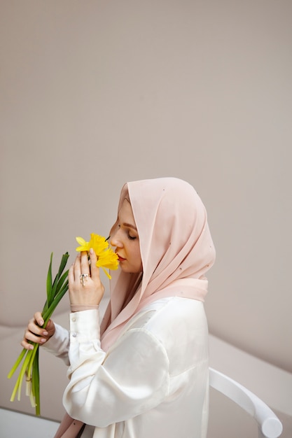 Gratis foto mooie vrouw die hijaab draagt