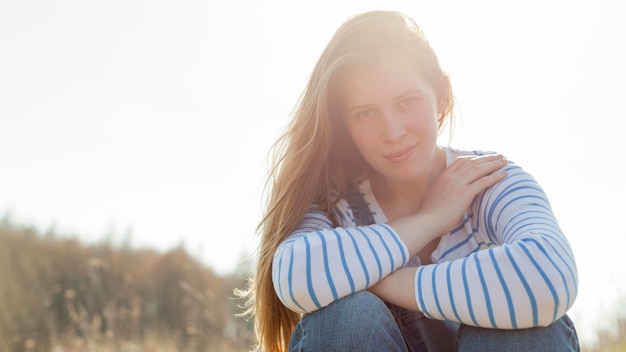 Gratis foto mooie vrouw die in openlucht stelt