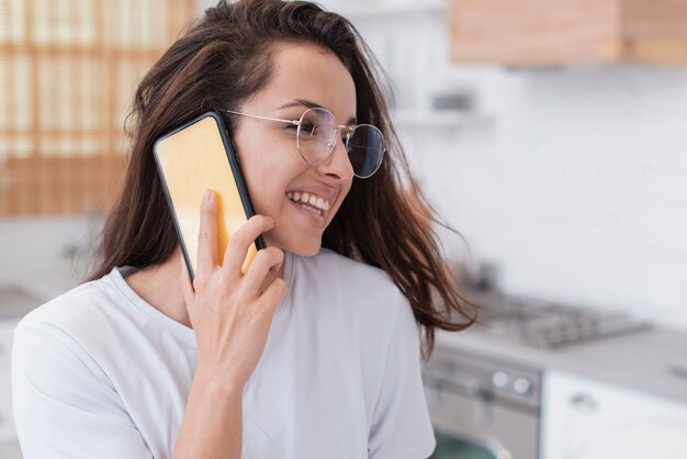 Mooie vrouw die op de telefoon spreekt