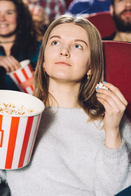Mooie vrouw die op goede film let