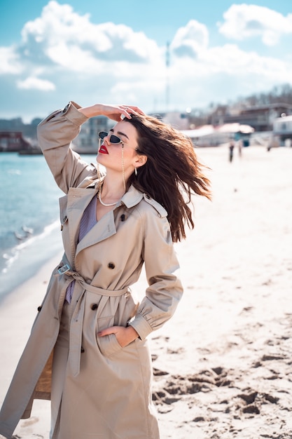 Mooie vrouw die op het strand loopt