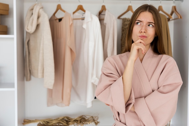 Mooie vrouw die over iets denkt