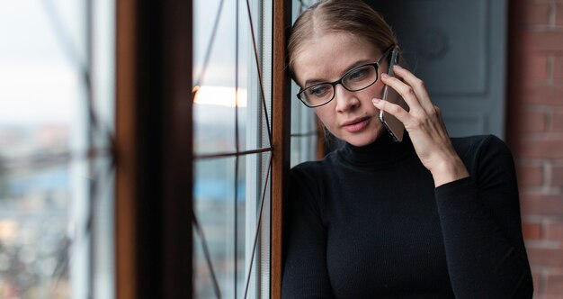 Mooie vrouw die over telefoon spreekt