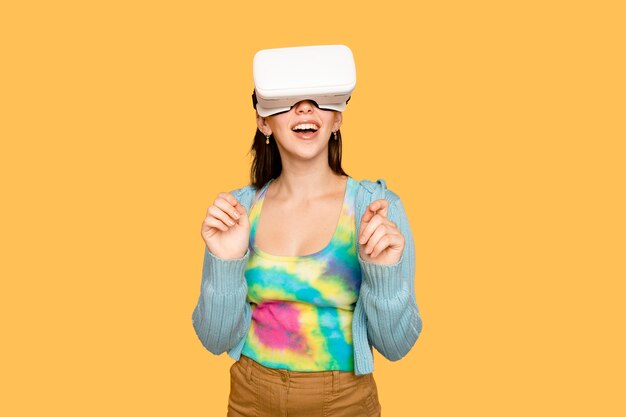 Mooie vrouw die plezier heeft met het digitale apparaat van de VR-headset