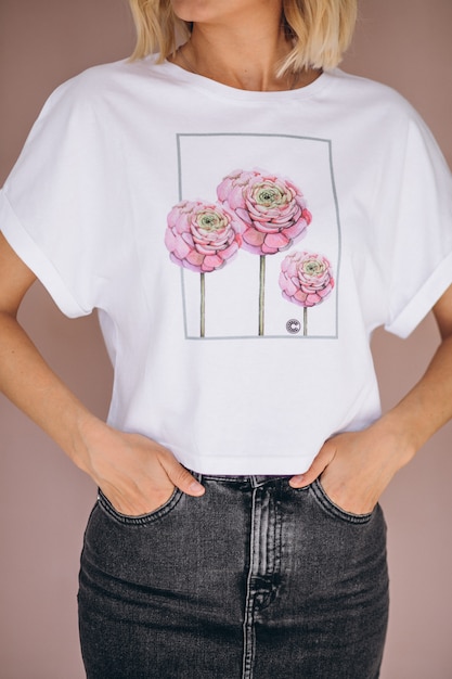 Mooie vrouw die t-shirt draagt