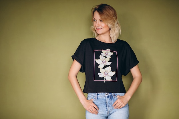 Mooie vrouw die t-shirt draagt