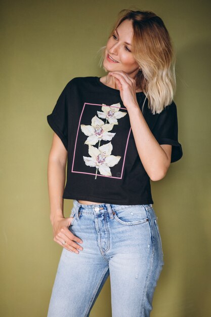 Mooie vrouw die t-shirt draagt