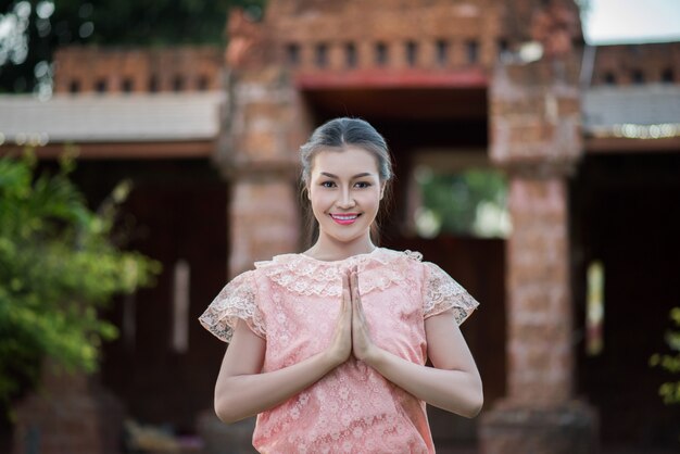 Mooie vrouw die typische Thaise kleding draagt