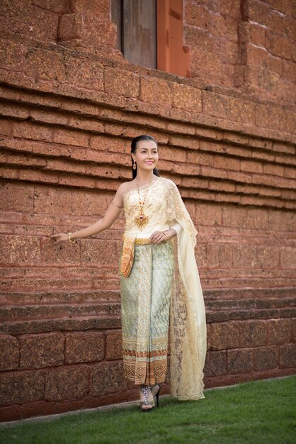 Mooie vrouw die typische Thaise kleding draagt