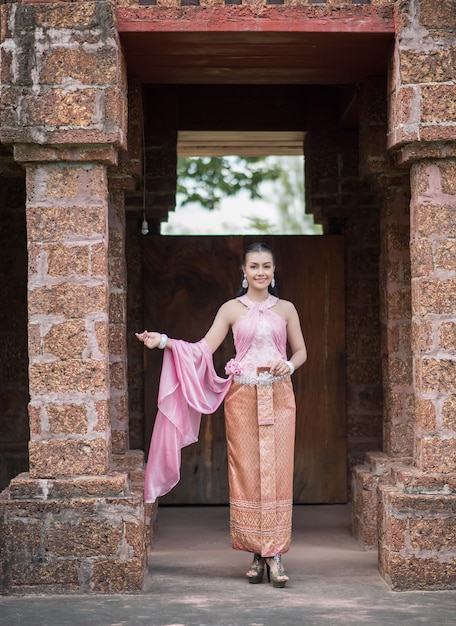 Mooie vrouw die typische Thaise kleding draagt