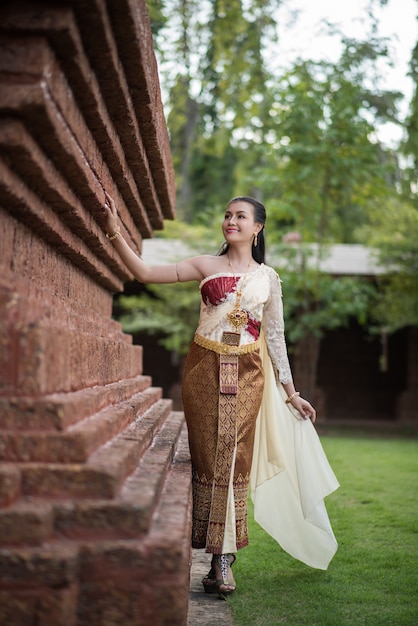 Mooie vrouw die typische Thaise kleding draagt