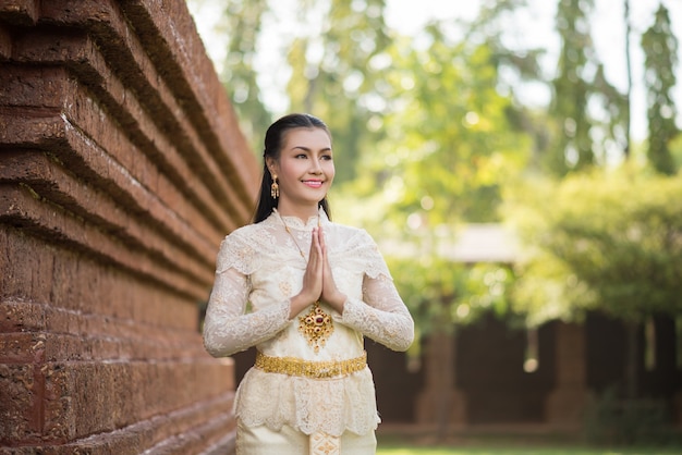 Mooie vrouw die typische Thaise kleding draagt