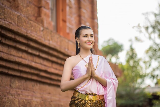 Mooie vrouw die typische Thaise kleding draagt