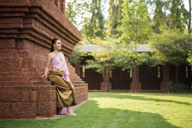 Mooie vrouw die typische Thaise kleding draagt