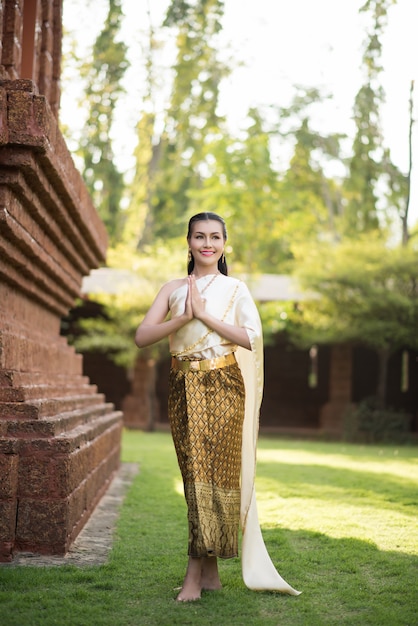 Gratis foto mooie vrouw die typische thaise kleding draagt