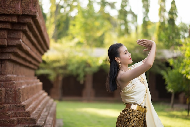 Mooie vrouw die typische Thaise kleding draagt