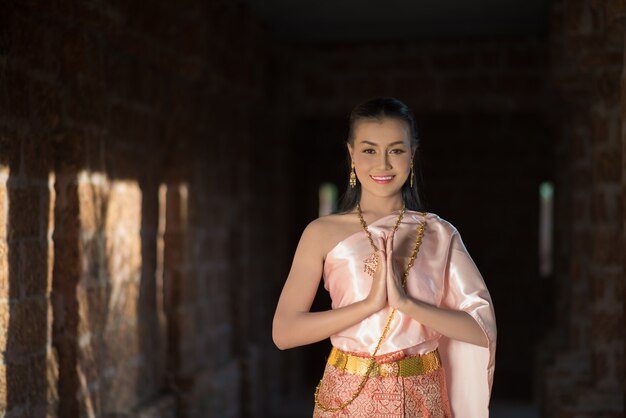 Mooie vrouw die typische Thaise kleding draagt