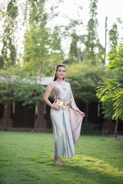 Mooie vrouw die typische Thaise kleding draagt