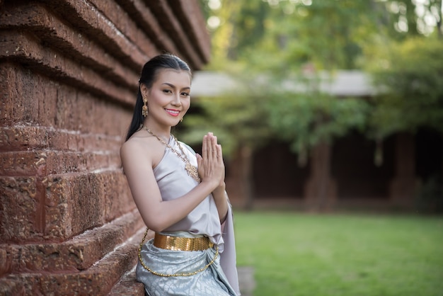 Gratis foto mooie vrouw die typische thaise kleding draagt