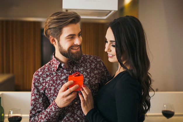 Mooie vrouw die van de mens heden wordt