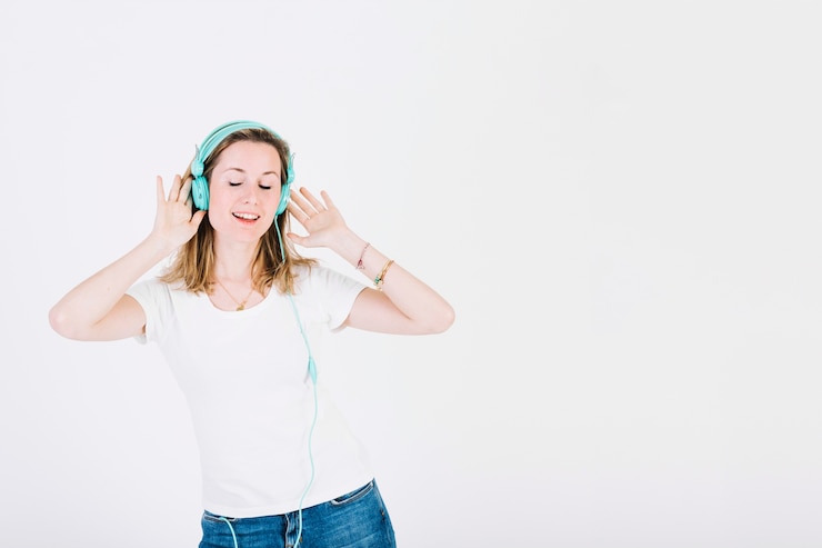 Gratis Foto mooie vrouw die van goede muziek geniet