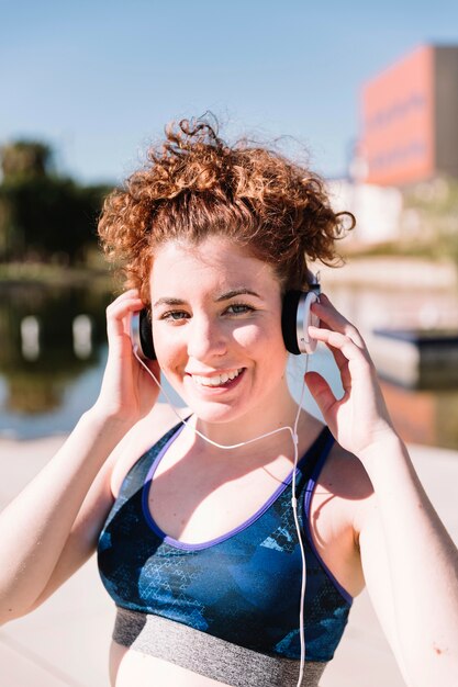 Mooie vrouw die van muziek bij de opleiding geniet