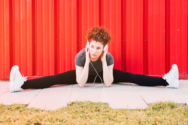 Mooie vrouw die van muziek geniet tijdens de training