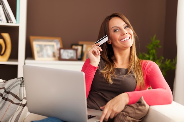 Mooie vrouw die van online winkelen houdt