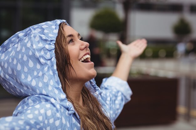 Mooie vrouw die van regen geniet