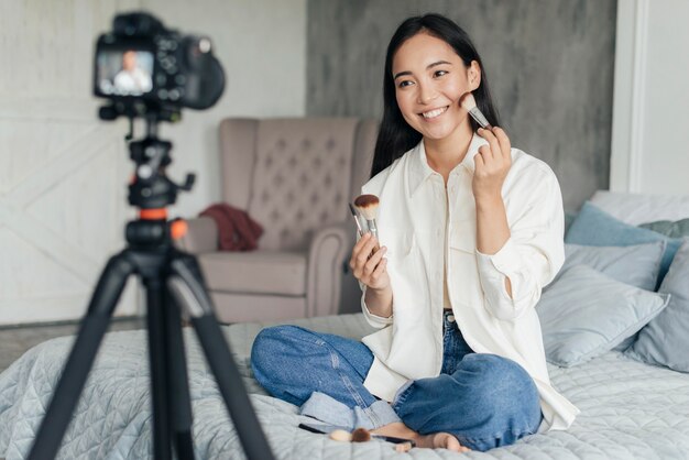 Mooie vrouw die vlogt over make-up