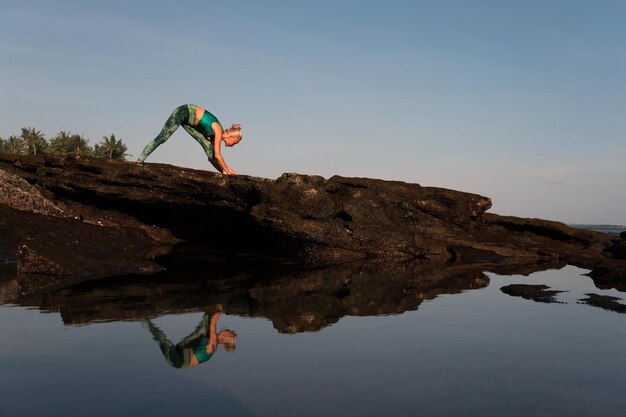 Mooie vrouw die yoga doet