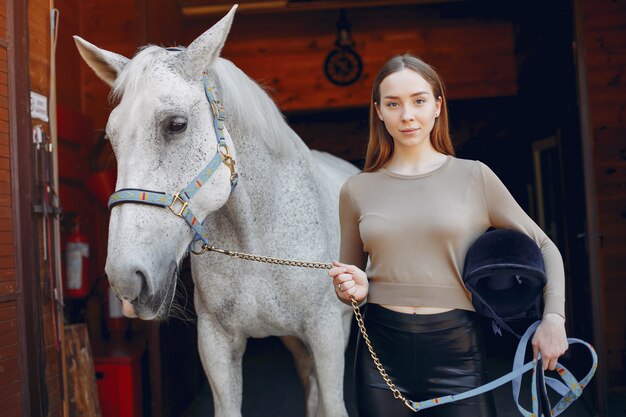 Mooie vrouw die zich met een paard bevindt