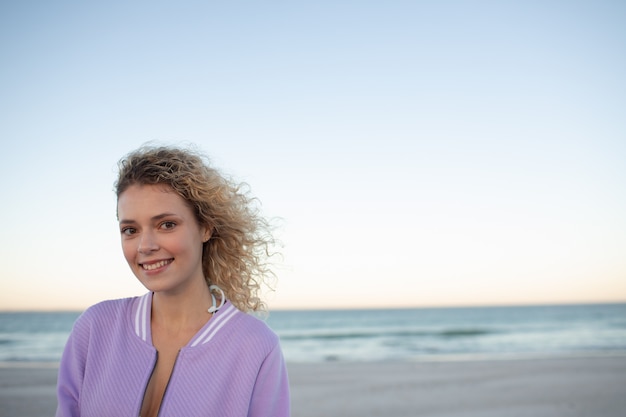 Mooie vrouw die zich op het strand bevindt