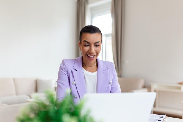Mooie vrouw freelancer die informatie opmerkt voor het plannen van een project op afstand via een laptop computer vrouw die lacht terwijl ze e-mail leest op een modern laptopapparaat
