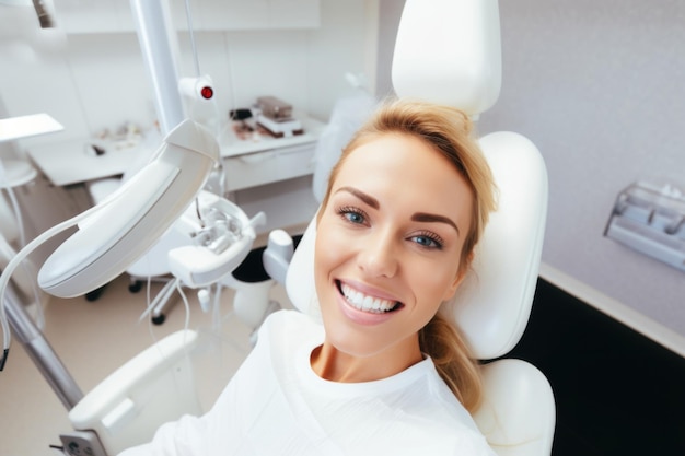 Mooie vrouw gelukkige en verbaasde uitdrukking in een tandartskliniek