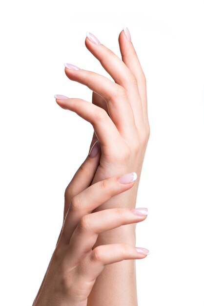 Mooie vrouw handen met mooie nagels na manicuresalon met Franse manicure