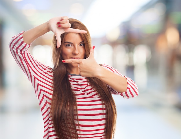 Gratis foto mooie vrouw het maken van foto gebaar