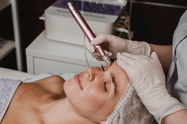 Gratis foto mooie vrouw in de spa met een cosmetische behandeling