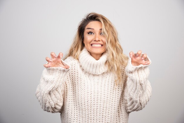 Mooie vrouw in de winter sweater lachen.