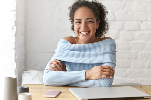 Mooie vrouw in een café met laptop