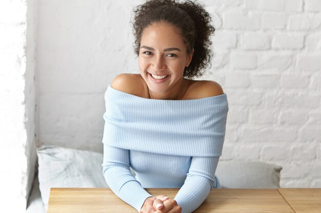 Mooie vrouw in een café