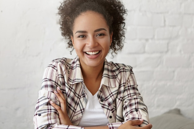 Gratis foto mooie vrouw in een café