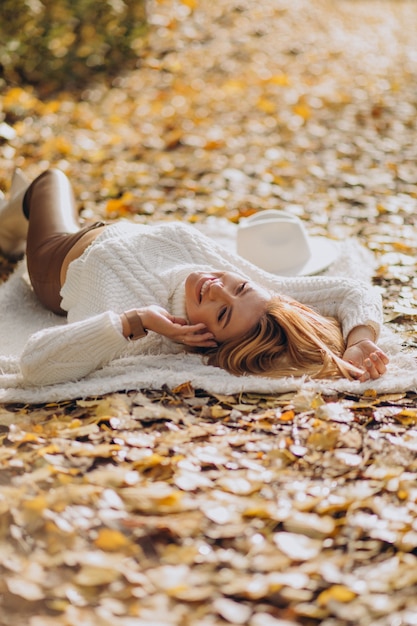 Mooie vrouw in een herfstpark