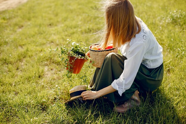 Mooie vrouw in een zomer veld