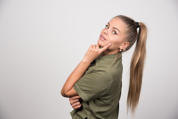 Mooie vrouw in groene jas poseren.