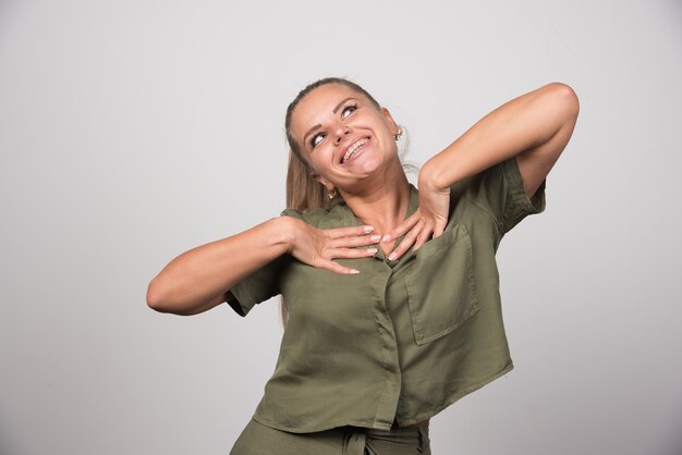 Mooie vrouw in groene jas voelt zich zo gelukkig.